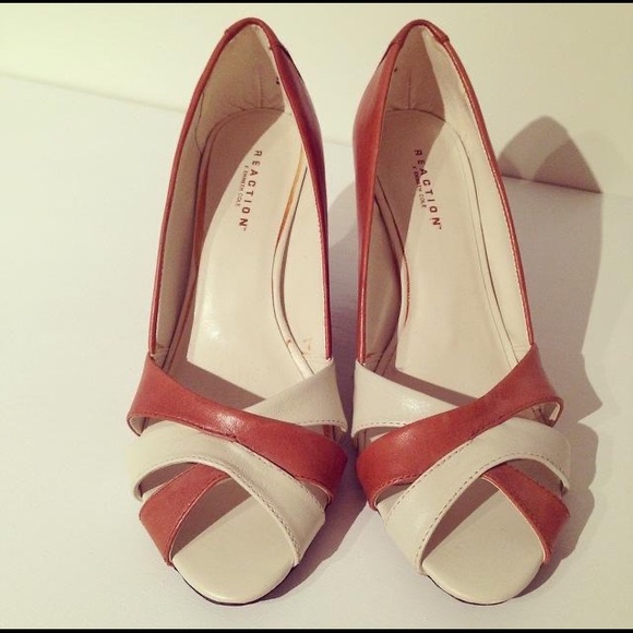 NEW! Kenneth Cole REACTION wedge peep-toe shoes. (Size 7.5) - Picture 2 of 3